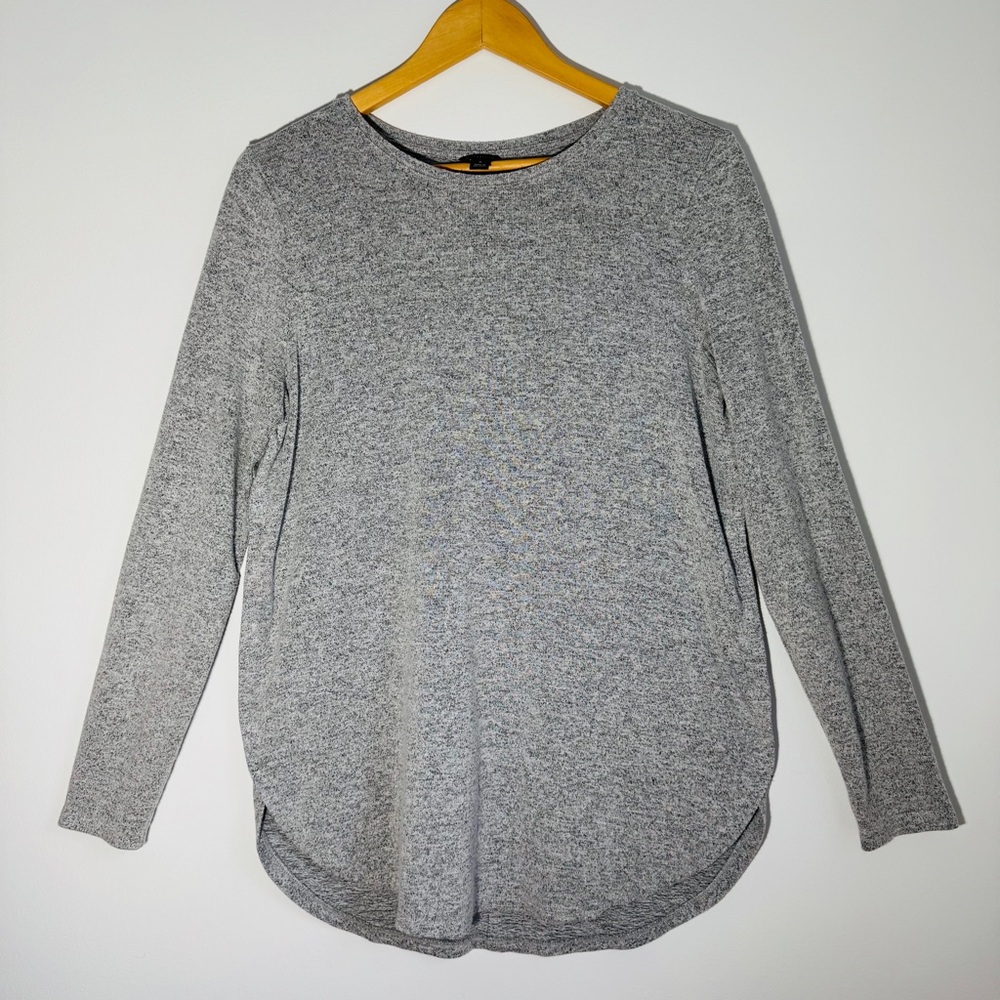 Ann Taylor gray long sleeve tunic top soft‎ knit curved hem size medium